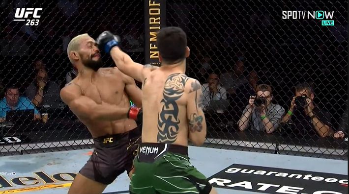 빠른 잽을 날리는 브랜든 모레노(오른쪽). SPOTV NOW 제공