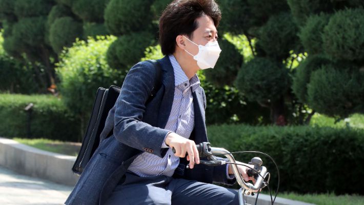 이준석 대표, 따릉이 타고 국회 첫 출근.  연합뉴스