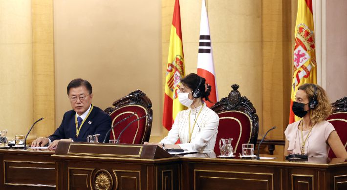 스페인을 국빈 방문 중인 문재인 대통령이 16일(현지시간) 스페인 마드리드 상원의사당을 방문, 본회의장에서 욥 쿠엔카 상원의장의 환영사에 답사하고 있다. 연합뉴스