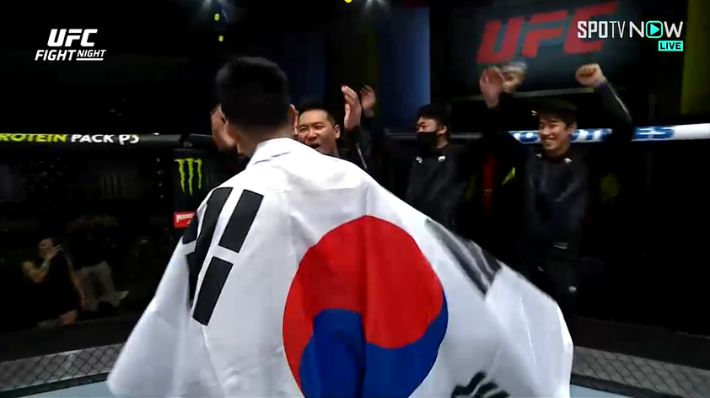 승리 후 태극기를 몸에 두르고 기뻐하는 정찬성. SPOTV NOW 제공