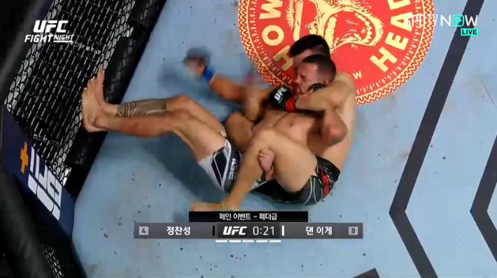 그라운드에서 완벽한 우위를 점했던 정찬성(오른쪽). SPOTV NOW 제공