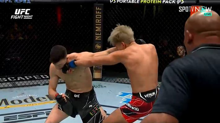 역카운터 펀치를 날리는 최승우(오른쪽). SPOTV NOW 제공