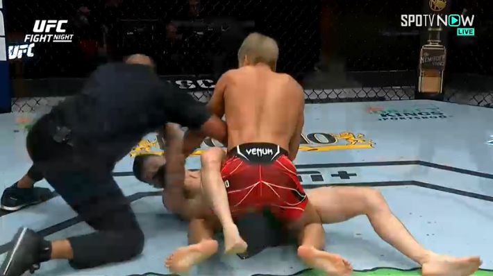 파운딩을 시도하는 최승우. SPOTV NOW 제공