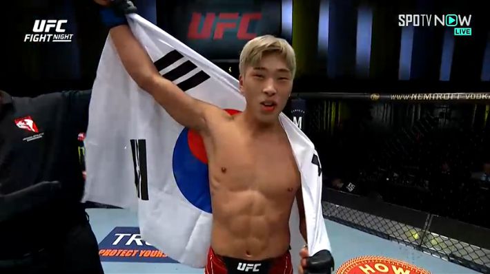 승리 후 태극기를 흔들며 기뻐하는 최승우. SPOTV 제공