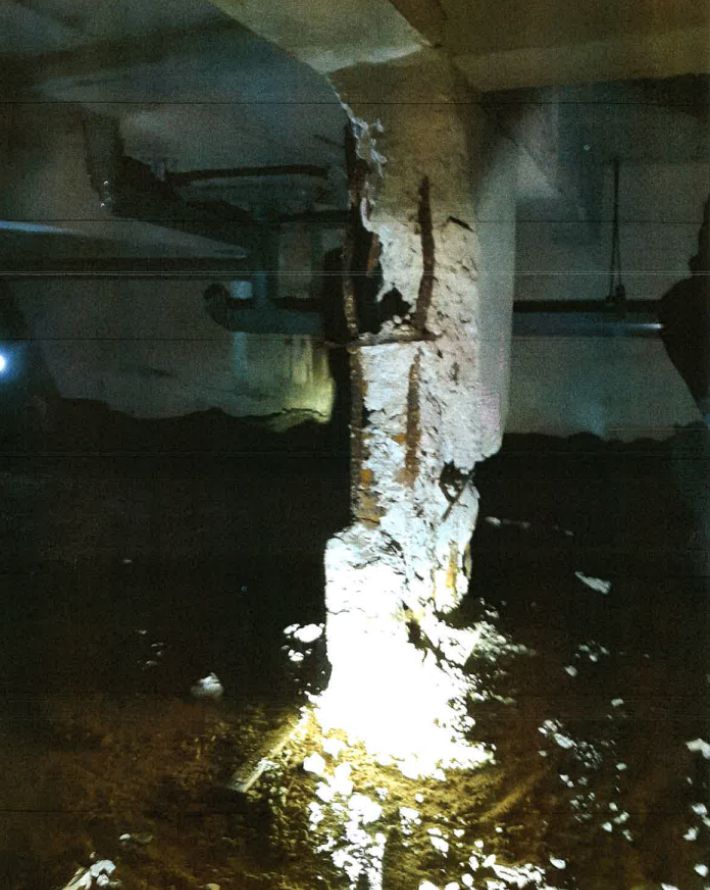 상용빌라 지하 기둥(보)에 콘크리트가 떨어지고 철근이 휘어져 있다. 백강훈 의원 제공