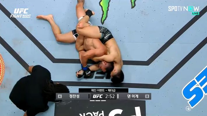 지난 20일 경기에서 댄 이게를 압도했던 정찬성(오른쪽). SPOTV 제공