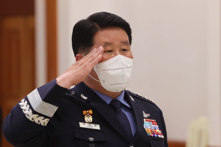 박인호 공군참모총장이 2일 청와대 본관 충무실에서 열린 진급 및 보직 신고식에서 거수경례하고 있다. 연합뉴스