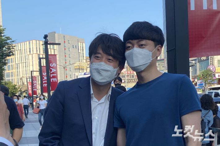 이준석 국민의힘 당대표가 2일 오후 충남 천안터미널 인근에서 지나가는 청년과 소통하고 있다. 인상준 기자