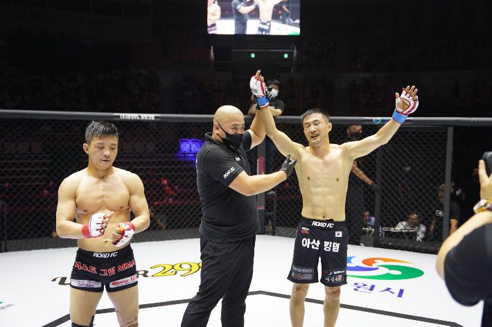 2라운드 승부 끝에 판정승을 거둔 최 세르게이(오른쪽). 로드 FC 제공