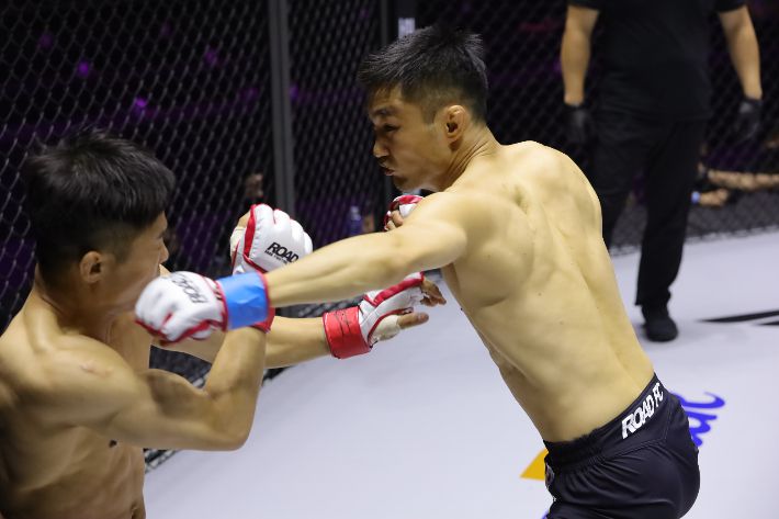 강력한 펀치를 날리는 최 세르게이(오른쪽). 로드 FC 제공