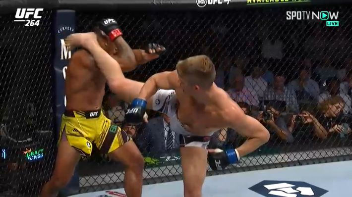 킥으로 길버트 번즈를 상대했던 스티븐 톰슨(오른쪽). SPOTV NOW 제공