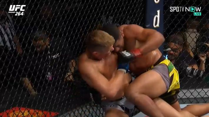 테이크다운 후 파운딩을 시도하는 길버트 번즈와 펀치로 맞불을 놓은 스티븐 톰슨(왼쪽). SPOTV NOW 제공