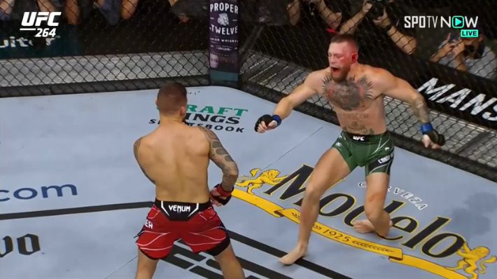 펀치 후 왼쪽 다리가 골절된 코너 맥그리거(오른쪽). SPOTV NOW 제공