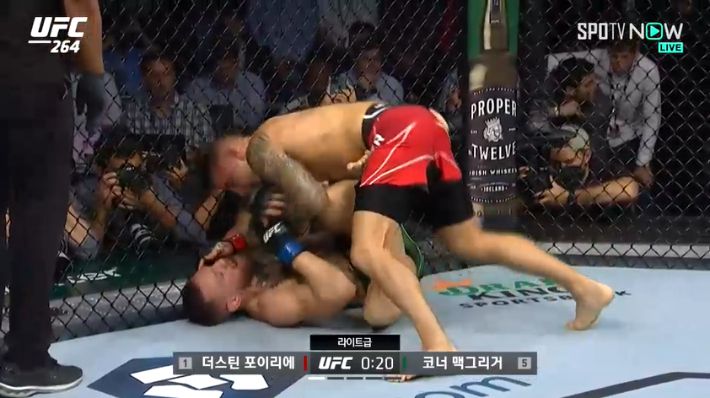 엘보우 파운딩을 퍼붓는 더스틴 포이리에(위). SPOTV NOW 제공