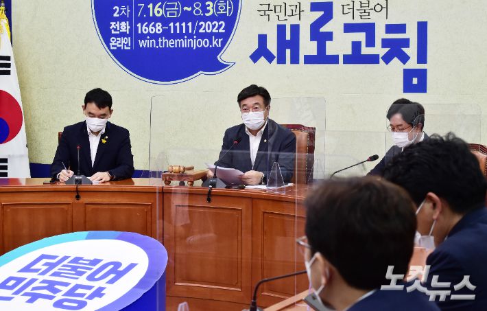 더불어민주당 윤호중 원내대표가 지난 12일 국회에서 열린 최고위원회의에서 모두발언을 하고 있다. 윤창원 기자