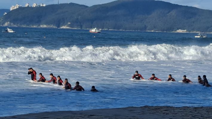 부산 해운대해수욕장에서 물놀이 도중 실종된 중학생 2명이 끝내 숨진 채 발견됐다. 사진은 수색 중인 소방 구조대. 부산소방재난본부 제공