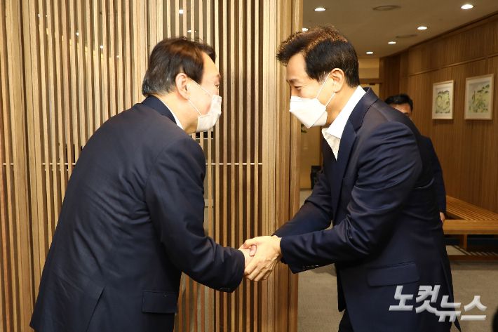 윤석열 전 검찰총장이 지난 26일 오후 서울 중구 서울시청을 방문, 오세훈 서울시장과 악수를 나누고 있다. 국회사진취재단
