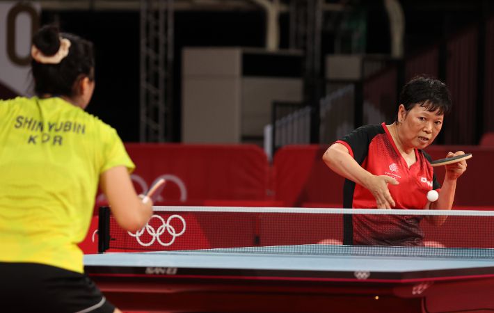 '화제의 경기' 58세에 올림픽에 참가한 룩셈부르크 니시아렌이 25일 도쿄체육관에서 열린 도쿄올림픽 여자탁구 한국 17세 신유빈과의 경기에서 서브를 넣고 있다. 연합뉴스