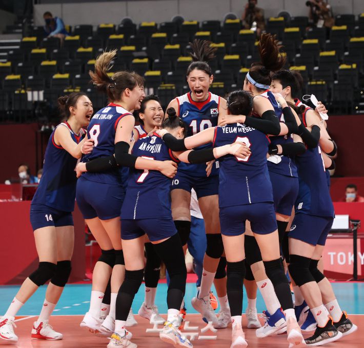김연경을 비롯한 여자배구 대표팀이 31일 오후 일본 도쿄 아리아케 아레나에서 열린 2020 도쿄올림픽 여자 배구 A조 4차전 일본과의 경기에서 승리를 결정 지은 뒤 환호하고 있다. 올림픽사진공동취재단