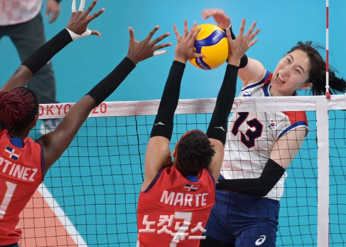 29일 일본 도쿄 아레아케 아레나 경기장에서 열린 2020도쿄올림픽 여자배구 A조예선 대한민국 vs 도미니카공화국 경기에서 박정아가 강스파이크를 날리고 있다. 도쿄=이한형 기자