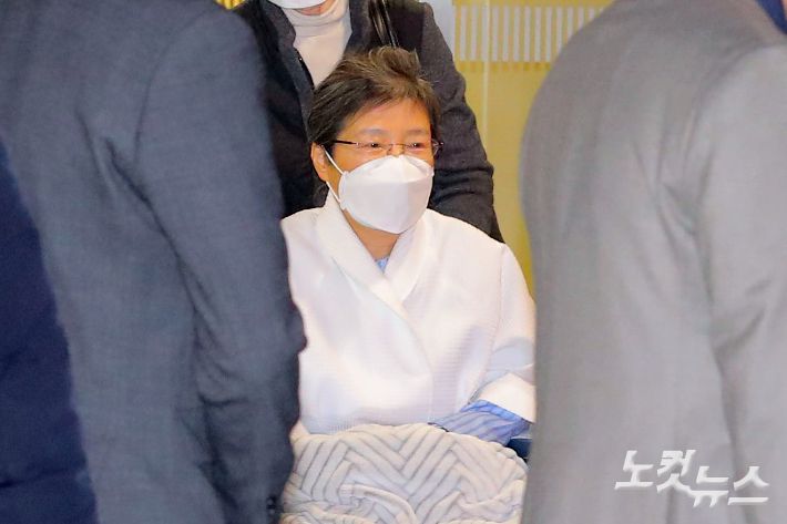 코로나19 격리 마친 박근혜. 황진환 기자