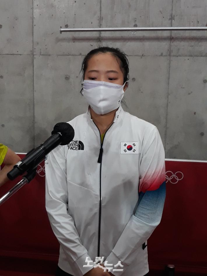 '미안하고 죄송해요' 신유빈이 3일 독일과 도쿄올림픽 단체전 8강전에서 아쉬운 패배를 안은 뒤 눈물을 글썽거리며 취재진의 인터뷰에 답하고 있다. 도쿄=노컷뉴스