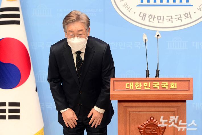 더불어민주당 대선 예비후보인 이재명 경기도지사가 3일 국회 소통관에서 기본주택 정책 발표에 앞서 인사를 하고 있다. 윤창원 기자