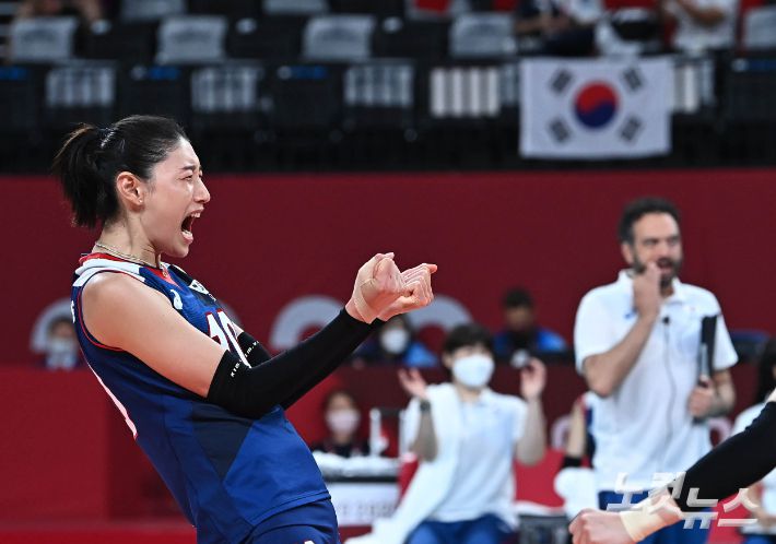 김연경이 4일 도쿄 아리아케 아레나 경기장에서 열린 여자배구 8강전 터키와의 대결에서 공격을 성공시킨 후 기뻐하고 있다. 올림픽사진공동취재단
