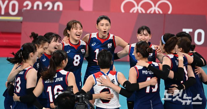 한국 배구대표팀 김연경이 4일 일본 아리아케 아레나에서 열린 도쿄올림픽 여자 배구 8강 한국과 터키의 경기에서 승리한뒤 동료들과 함께 환호하고 있다. 올림픽사진공동취재단