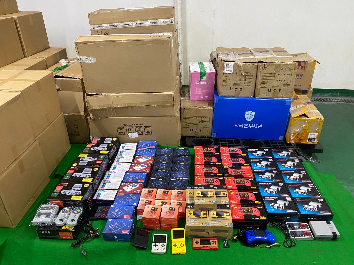 관세청 서울본부세관은 저작권 침해 게임이 들어있는 콘솔게임기 4만여점을 적발했다.관세청 제공