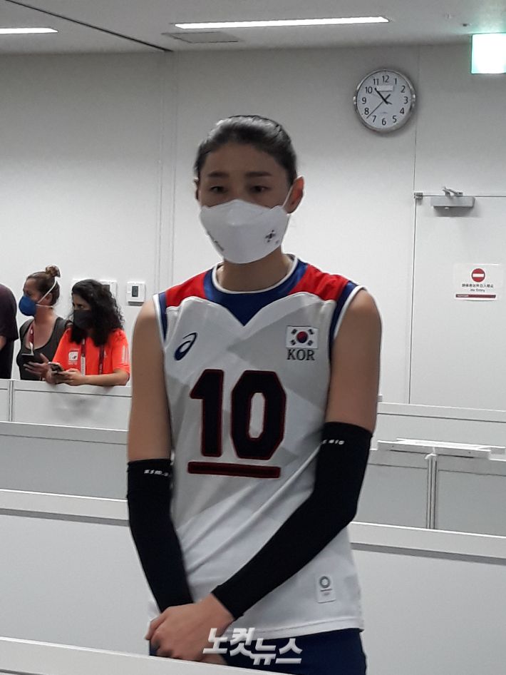'안타깝습니다' 김연경이 6일 도쿄올림픽 브라질과 4강전을 마친 뒤 아쉬운 표정으로 취재진의 질문에 답하고 있다. 도쿄=노컷뉴스