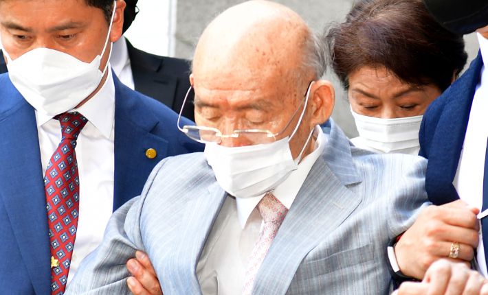 5·18 광주 민주화운동 당시 군부의 헬기 사격 사실을 부정하며 목격자의 명예를 훼손한 혐의를 받는 전두환 전 대통령이 9일 오후 항소심 재판에 출석한 후 광주지방법원을 떠나고 있다. 연합뉴스