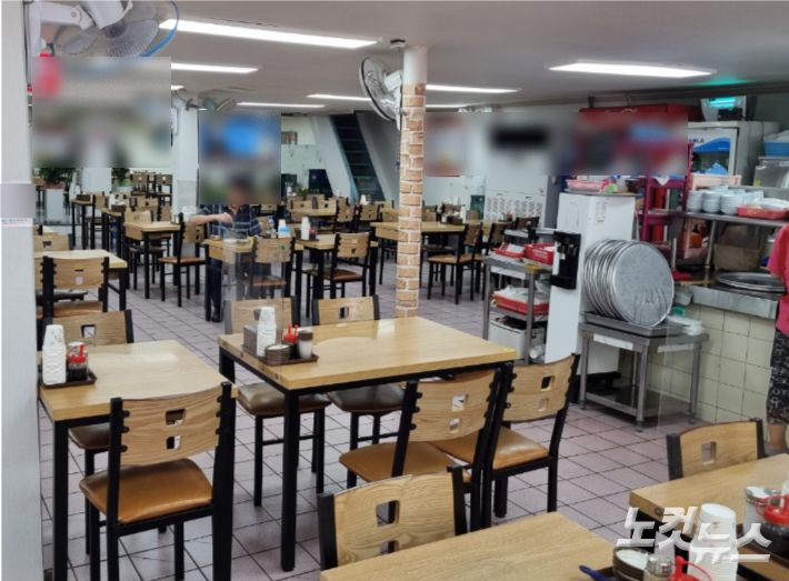 부산에 사회적 거리 두기 4단계가 적용된 첫날인 10일 낮, 서면 한 돼지국밥집에 손님이 거의 없다. 박진홍 기자