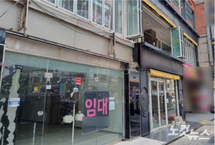 부산에 사회적 거리 두기 4단계가 적용된 첫날인 10일 낮, 서면 한 대형 커피점 건물에 임대 현수막이 붙어 있다. 박진홍 기자