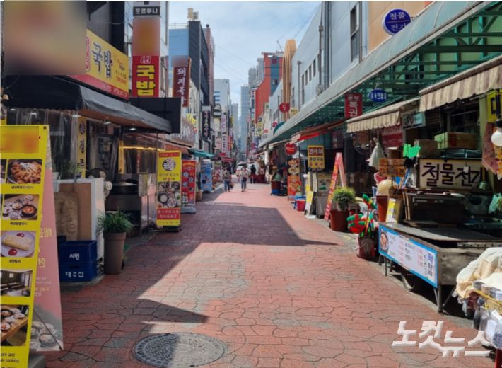 부산에 사회적 거리 두기 4단계가 적용된 첫날인 10일 낮, 서면 돼지국밥 거리가 한산한 모습을 보이고 있다. 박진홍 기자