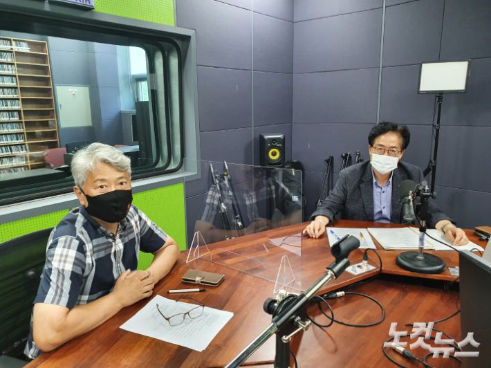 강원CBS 시사프로그램 <위클리오늘>에 출연한 엄재철 전 정의당 춘천시지역위원장(좌)과 변지량 국민의힘 춘천갑 정책자문위원장(우)