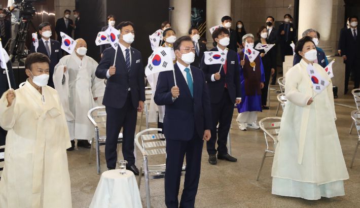 문재인 대통령과 김정숙 여사가 15일 서울 중구 문화역서울284에서 열린 제76주년 광복절 경축식에서 참석자들과 함께 광복절 노래를 제창하고 있다. 연합뉴스