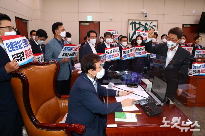 19일 국회 문화체육관광위원회 회의실에서 국민의힘 의원들이 언론중재법 개정안 통과시키려는 도종환 위원장의 회의 진행를 막아서고 있다. 윤창원 기자