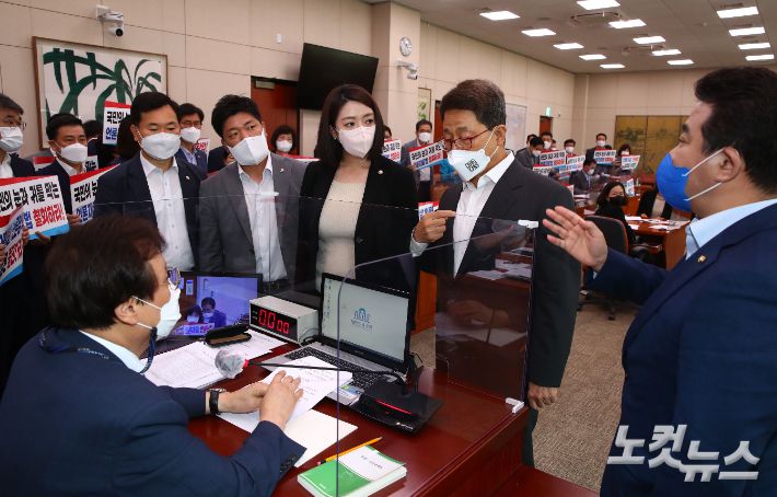 19일 국회 문화체육관광위원회 회의실에서 국민의힘 의원들이 언론중재법 개정안 통과시키려는 도종환 위원장의 회의 진행를 막아서고 있다. 윤창원 기자
