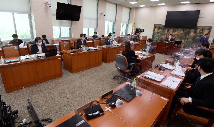 언론중재 및 피해구제 등에 관한 법률 일부개정법률안(언론중재법) 심의를 위해 지난 18일 서울 여의도 국회에서 열린 문화체육관광위원회 안건조정위원회에서 이달곤 안건조정위원회 위원장이 회의를 주재하는 모습. 연합뉴스