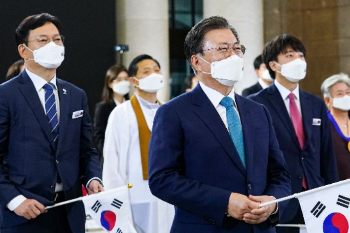 문재인 대통령이 지난 15일 서울 중구 문화역서울284에서 열린 제76주년 광복절 경축식에서 더불어민주당 송영길, 국민의힘 이준석 대표 등과 태극기를 들고 참석한 모습. 연합뉴스