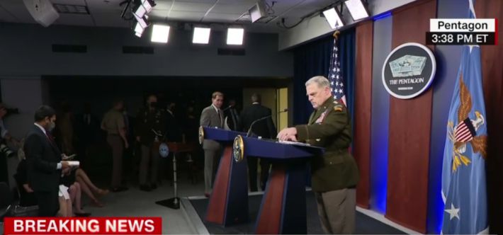 마크 밀리 합참의장이 18일(현지시간) 미 국방부에서 브리핑을 마치고 있다. CNN캡처