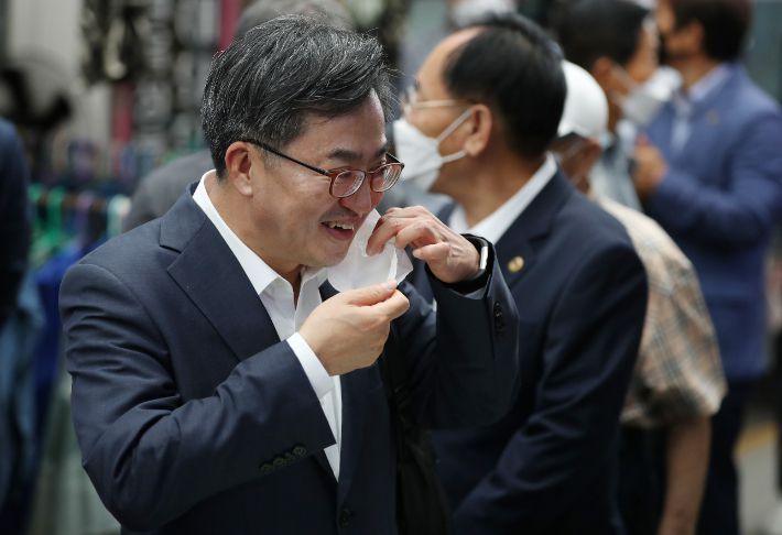 대선 출마를 공식 선언한 김동연 전 경제부총리가 지난 20일 충북 음성군 무극시장에서 상인들과 인사하는 모습. 연합뉴스