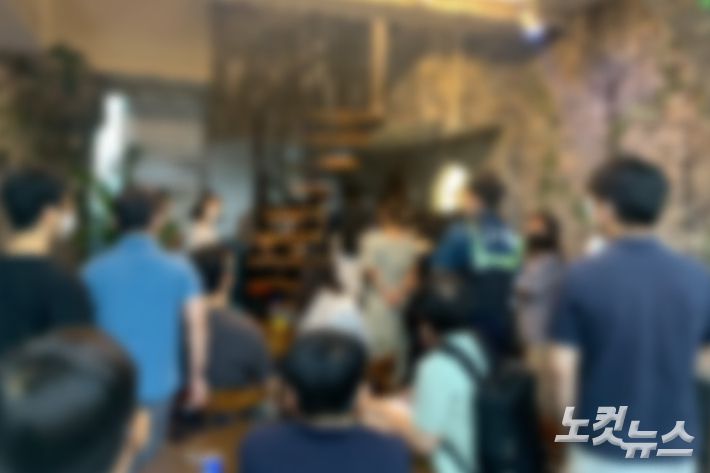 머지포인트 본사에서 환불 신청을 하는 피해자들. 이우섭 기자