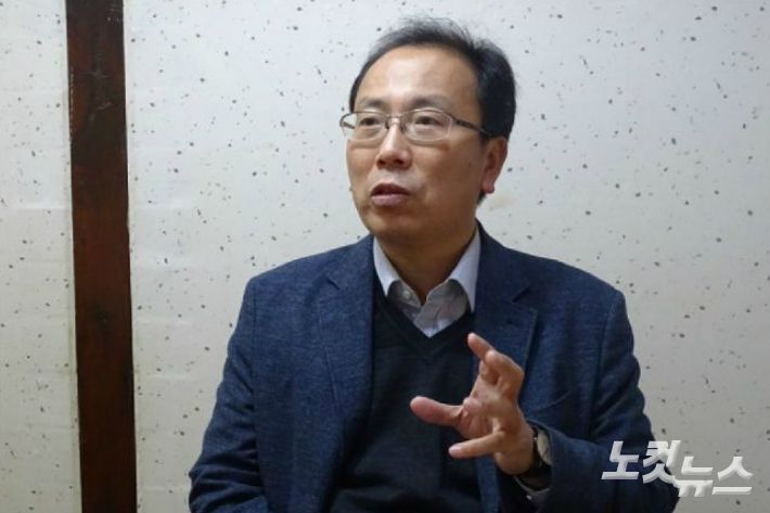 강원CBS 시사프로그램 <위클리오늘>의 월간 코너 '나철성의 창'에 출연하고 있는 강원평화경제연구소 나철성 소장. 박정민 기자