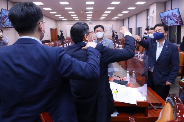 법사위, 여당 단독으로 언론중재법 처리 (연합뉴스)