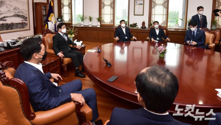 박병석 국회의장을 비롯해 윤호중 더불어민주당 원내대표, 김기현 국민의힘 원내대표 등 여야 원내대표가 25일 국회 의장실에서 구글 갑질방지법·수술실 CCTV 설치법·언론중재법 개편안 등 본회의 일정 논의 관련 회동을 갖고 있다. 윤창원 기자