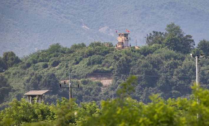 한미 군 당국이 후반기 연합지휘소훈련을 시작한 지난 16일 경기도 파주시 접경지역에서 남북한 초소가 임진강을 사이에 두고 마주한 모습. 연합뉴스