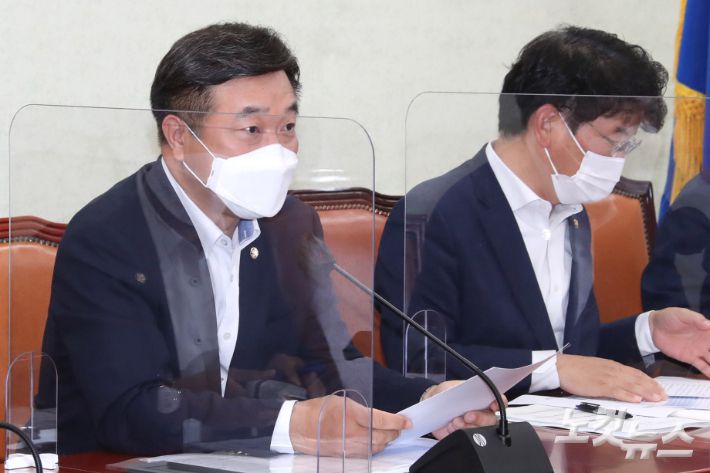 더불어민주당 윤호중 원내대표가 26일 국회에서 열린 정책조정회의에서 발언을 하고 있다. 윤창원 기자