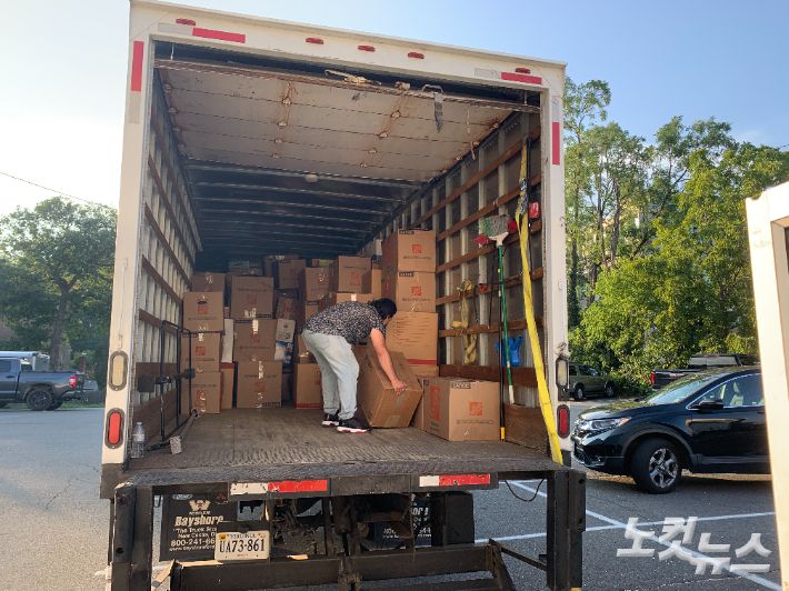 창고에서 분류작업을 마친 기부 품목을 트럭에 적재하고 있는 자원봉사자. 권민철 기자